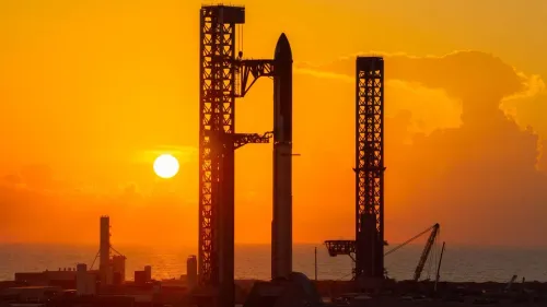 صاروخ Starship العملاق لشركة SpaceX على منصة الإطلاق في تكساس عند غروب الشمس استعداداً لأول رحلة مدارية تحمل أقمار Starlink الصناعية.