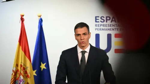 رئيس الوزراء الإسباني بيدرو سانشيز يتحدث في مؤتمر صحفي، مع العلم الإسباني والأوروبي خلفه، معلقًا على رفض دعوة ترامب للانضمام إلى "مجلس السلام".