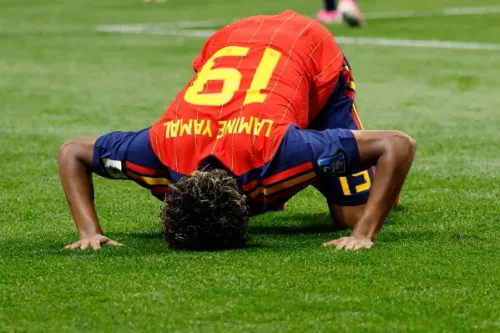 لاعب كرة القدم الإسباني لامين يامال يسجد على أرض الملعب احتفالاً بعد تسجيله هدفه الأول في كأس العالم ضد السعودية.