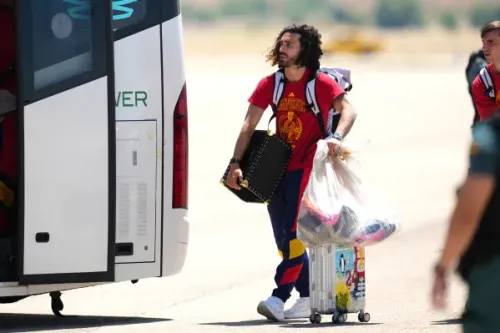 لاعب منتخب إسبانيا يحمل أمتعته أثناء وصول الفريق إلى مدريد بعد الفوز بكأس العالم لكرة القدم.