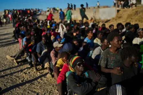 مهاجرون ينتظرون في طابور طويل على شاطئ غرب البحر الأبيض المتوسط ضمن عملية تفكيك شبكة تهريب دولية بقيادة إسبانية.