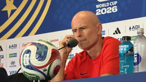 ستاله سولباكن مدرب منتخب النرويج لكرة القدم خلال مؤتمر صحفي قبل مباراة ربع نهائي كأس العالم 2026 ضد إنجلترا في ملعب ميامي.