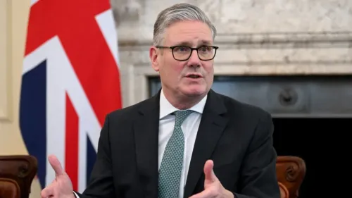 كير ستارمر، رئيس الوزراء البريطاني، يتحدث خلال اجتماع مع العلم البريطاني خلفه، مع التركيز على جهود دبلوماسية لفتح مضيق هرمز.