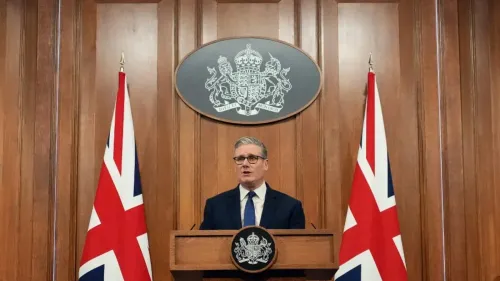 كير ستارمر يتحدث من منصة داونينج ستريت، مرتديًا ربطة عنق زرقاء، مع رايات الاتحاد خلفه، مؤكدًا عدم تورط المملكة المتحدة في الحرب على إيران.