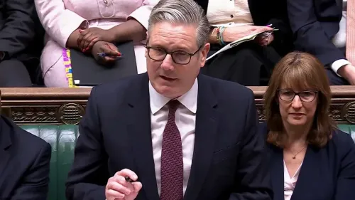 كير ستارمر، رئيس الوزراء البريطاني، يتحدث في البرلمان حول دعم المملكة المتحدة للمحكمة الجنائية الدولية وسط قضايا تتعلق بسوء السلوك.