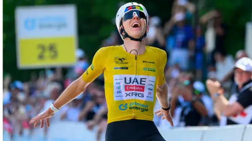 تادي بوغاتشار يرتدي زي فريق الإمارات للدراجات ويحتفل بفوزه في سباق Tour de France، أبرز المتسابقين في السباق العالمي.