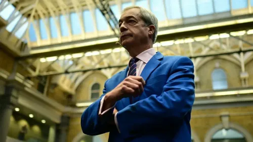 نايجل فاراج، السياسي البريطاني اليميني، يقف مبتسمًا في صورة التقطت في يناير 2025، في سياق حديثه عن التحالفات السياسية.