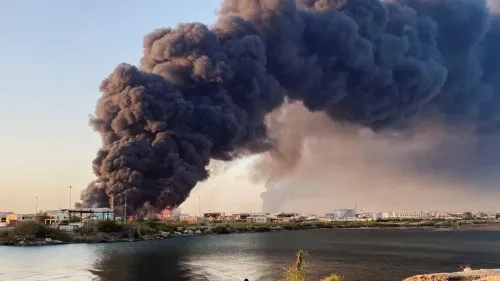 تصاعد دخان كثيف فوق مدينة بورتسودان نتيجة حرائق ناجمة عن هجمات بالطائرات بدون طيار، مما يسبب حالة من الفوضى والقلق بين السكان.