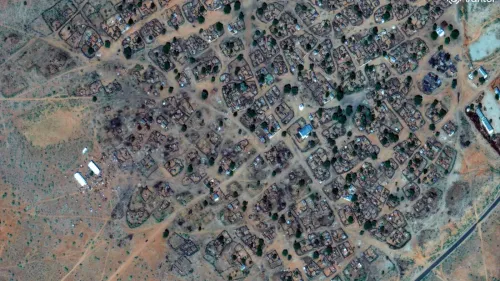 صورة فضائية تظهر مدينة الفاشر السودانية، مع تدمير واسع النطاق للبنية التحتية والمنازل، مما يبرز آثار العنف المستمر.