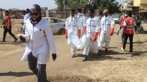 فريق من المتطوعين يرتدي ملابس واقية يجمع الجثث في الخرطوم، في ظل الظروف الصعبة الناتجة عن النزاع المستمر.