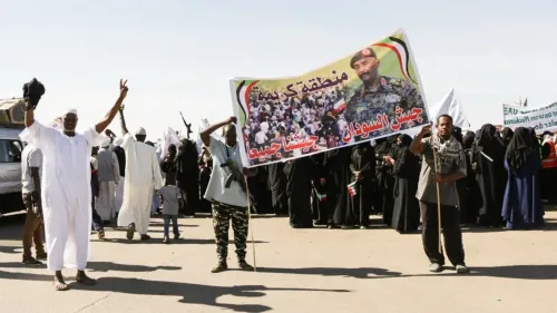 مظاهرة في الخرطوم تعبر عن الدعم للجيش السوداني، مع لافتة تحمل صورة قائد عسكري، وسط حشد من المتظاهرين.
