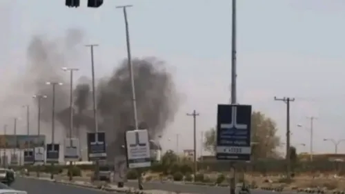 سحب كثيف من الدخان يتصاعد فوق منطقة قريبة من مطار الخرطوم، بعد هجمات بطائرات مسيّرة، مما يعكس تصاعد التوترات بين السودان وإثيوبيا.