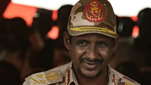 محمد حمدان دقلو، قائد قوات الدعم السريع السودانية، يظهر في زي عسكري، مع خلفية غير واضحة تعكس الأجواء العسكرية.