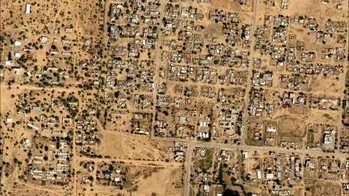 صورة جوية لمدينة الفاشر تظهر المناطق السكنية والأراضي الجافة، في سياق تقارير عن عمليات قتل جماعي وتدمير الأدلة من قبل قوات الدعم السريع.