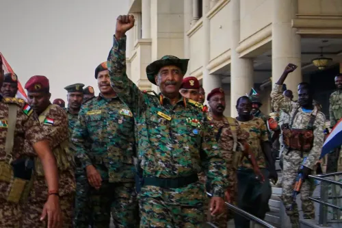 قائد الجيش السوداني الفريق أول عبد الفتاح برهان يرفع يده وسط جنود، معبرًا عن موقفه الرافض لمقترح وقف إطلاق النار.