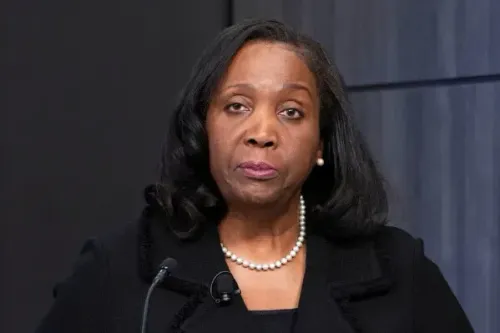 ليزا كوك، محافظ مجلس الاحتياطي الفيدرالي، تتحدث في مؤتمر، وسط جدل حول اتهامات بالاحتيال وتأثيرها على استقلالية البنك المركزي.