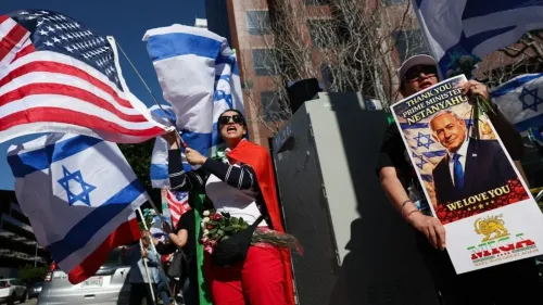 متظاهرون يحملون أعلام إسرائيلية وأمريكية، مع لافتة تدعم رئيس الوزراء نتنياهو، في سياق تزايد الانتقادات تجاه السياسة الإسرائيلية في الولايات المتحدة.