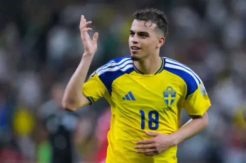 ياسين أياري، لاعب منتخب السويد، يرفع يده اعتذاراً بعد تسجيله هدفاً في مباراة كأس العالم ضد تونس، معبراً عن انتمائه المزدوج.