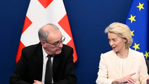 اجتماع بين مسؤولين سويسريين وأوروبيين، مع العلم السويسري وعلم الاتحاد الأوروبي في الخلفية، يناقش قضايا تصدير الأسلحة.