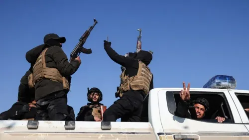 عناصر من قوات سوريا الديمقراطية يحملون أسلحة ويرفعون إشارات النصر، في سياق التوترات الأمنية في شمال شرق سوريا.