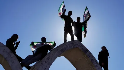 شبان يحملون أعلامًا سورية في موقع مرتفع، يعبرون عن دعمهم لقوات سوريا الديمقراطية، مع خلفية مضيئة تعكس الأمل في السلام.