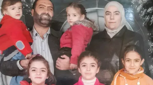 صورة عائلية لرانيا العبّاسي مع زوجها وأطفالهم الستة، تُظهرهم مبتسمين في لحظة سعيدة قبل اختفائهم القسري في سوريا.