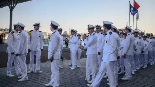 طلاب عسكريون سوريون يرتدون زيًا رسميًا أثناء استعدادهم للتدريب في الأكاديميات العسكرية التركية، مما يعكس التعاون الدفاعي بين البلدين.