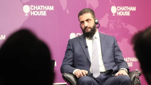 الرئيس السوري أحمد الشرع يتحدث في مركز تشاتام هاوس بلندن، وسط احتجاجات من معارضين يتهمونه بالإرهاب.