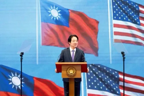 الرئيس التايواني Lai Ching-te يتحدث أمام أعلام تايوان والولايات المتحدة، مع التركيز على أهمية صفقات الأسلحة في سياق العلاقات الأمريكية-التايوانية.