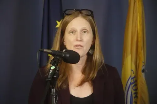 مديرة بلدية أنكوراج، بيكي ويندت بيرسون، تتحدث في مؤتمر صحفي حول جهود الإغاثة والإسكان للمشردين بعد إعصار هالونج.