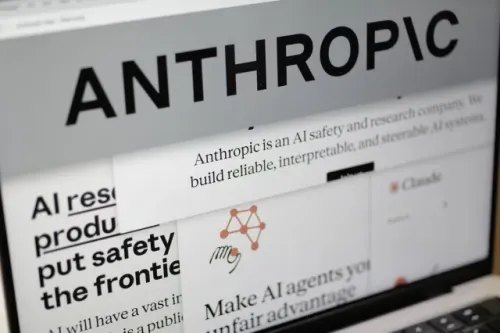 شاشة تعرض موقع شركة Anthropic، المتخصصة في سلامة الذكاء الاصطناعي، مع نصوص تتعلق بمبادئ الأخلاق والابتكار في التقنية.