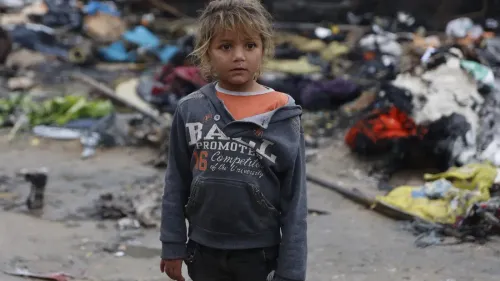 طفلة صغيرة تقف في وسط حطام، تعكس آثار الصراع في غزة، مما يبرز معاناة المدنيين في ظل الأزمات الإنسانية المستمرة.