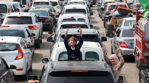 ازدحام مروري خانق على الطريق بين صيدا وصور، حيث يعود النازحون إلى منازلهم بعد وقف إطلاق النار، مع ظهور علامات الفرح على الوجوه.