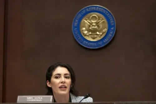 النائبة آنا بولينا لونا تتحدث في جلسة لمجلس النواب الأمريكي، مع شعار المجلس خلفها، في سياق مناقشات حول التصويت بالوكالة للآباء الجدد.