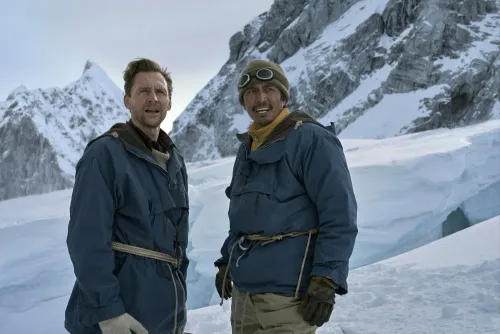 ممثلا فيلم "Tenzing" يرتديان ملابس تسلق في جبال الهيمالايا المغطاة بالثلوج أثناء محاولة صعود إيفرست عام 1953.