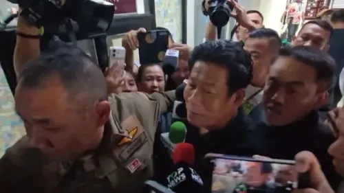 مشهد تدافع صحفيين حول مسؤول حكومي في تايلاند أثناء تغطية أزمة حوادث إطلاق النار الأخيرة ومراجعة قوانين الأسلحة.