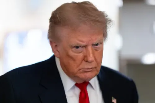 الرئيس الأمريكي السابق دونالد ترامب بتعبير جدي، يعكس نقاش المقال حول تحمّل المسؤولية السياسية والاقتصادية في عهده.