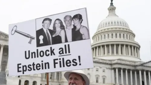 لافتة تطالب بفتح جميع ملفات إبشتاين، تظهر فيها صور لأشخاص معًا، أمام مبنى حكومي. تعكس المطالبات للكشف عن الوثائق المتعلقة بالفضائح.