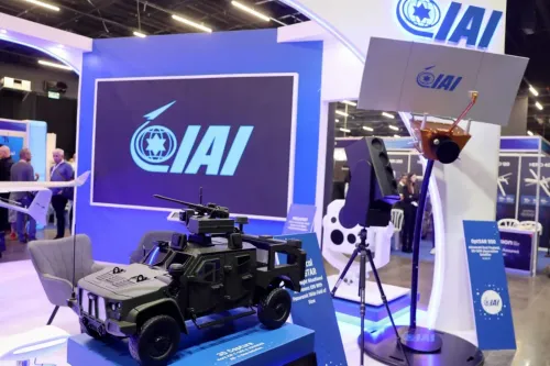 معرض لشركة Israel Aerospace Industries (IAI) يظهر نموذجًا لمركبة عسكرية مع شعار الشركة، في سياق التوترات الإسرائيلية-التركية.