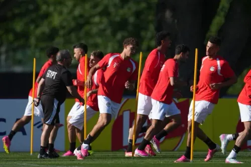تدريبات المنتخب المصري لكرة القدم، حيث يظهر حمزة عبد الكريم مع زملائه، يستعدون لمواجهة نيوزيلندا في كأس العالم.