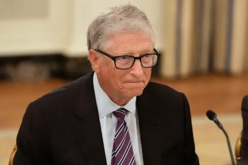 بيل غيتس يجلس في اجتماع رسمي، مع تعبير وجه يعكس الجدية، في سياق مراجعة العلاقة مع جيفري إبستين وسط تدقيق عام.