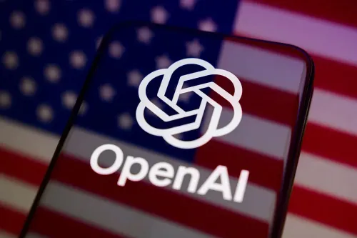 شعار OpenAI على شاشة هاتف ذكي أمام علم الولايات المتحدة، يعكس استخدام وزارة الدفاع الأمريكية لتقنيات الذكاء الاصطناعي العسكرية.