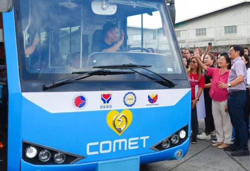 حافلة كهربائية زرقاء من مشروع Love Bus في الفلبين مع مجموعة من الأشخاص يلوحون ترحيباً، تعكس جهود دمج ذوي الإعاقة في النقل المجاني المستدام.