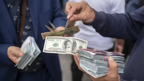 تبادل الأموال بين شخصين، مع التركيز على الدولار الأمريكي، مما يعكس القضايا المالية المتعلقة بإيران والمفاوضات الدولية.