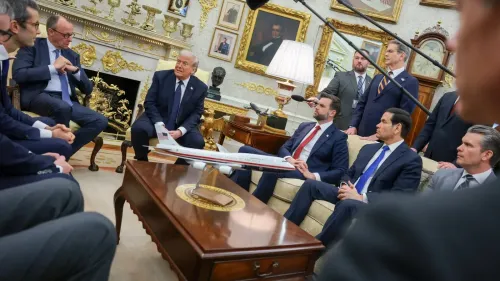 اجتماع في المكتب البيضاوي مع ترامب ومساعديه، حيث يناقشون استراتيجيات الحرب ضد إيران، مع نموذج طائرة في المنتصف.