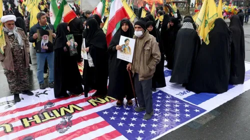 محتجون إيرانيون يرتدون ملابس سوداء يحملون لافتات وصورًا خلال مسيرة، مع علم أمريكي وإسرائيلي تحت أقدامهم، تعبيرًا عن موقفهم.