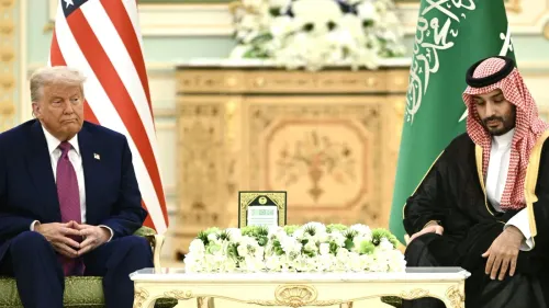 الرئيس الأمريكي السابق دونالد ترامب وولي العهد السعودي محمد بن سلمان يجلسان أمام علمي البلدين في لقاء رسمي يعكس العلاقات الأمريكية-السعودية.
