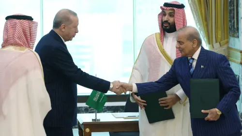 قادة السعودية وتركيا وباكستان يوقعون اتفاقية دفاع مشترك في مكة لتعزيز التحالف العسكري الإسلامي السنّي ضد التهديدات الإقليمية.
