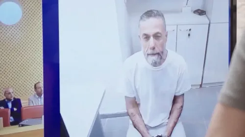 الدكتور حسام أبو صفية، طبيب أطفال فلسطيني، يظهر مكبلاً باليدين والقدمين في فيديو من داخل سجن إسرائيلي، ضمن تقرير عن اعتقاله وظروف احتجازه.
