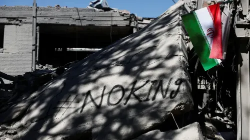 حطام مبنى مدمر في إيران، مع علم إيراني وعليها هاشتاغ ""، يعكس آثار الضربات العسكرية وتأثيرها على السكان.